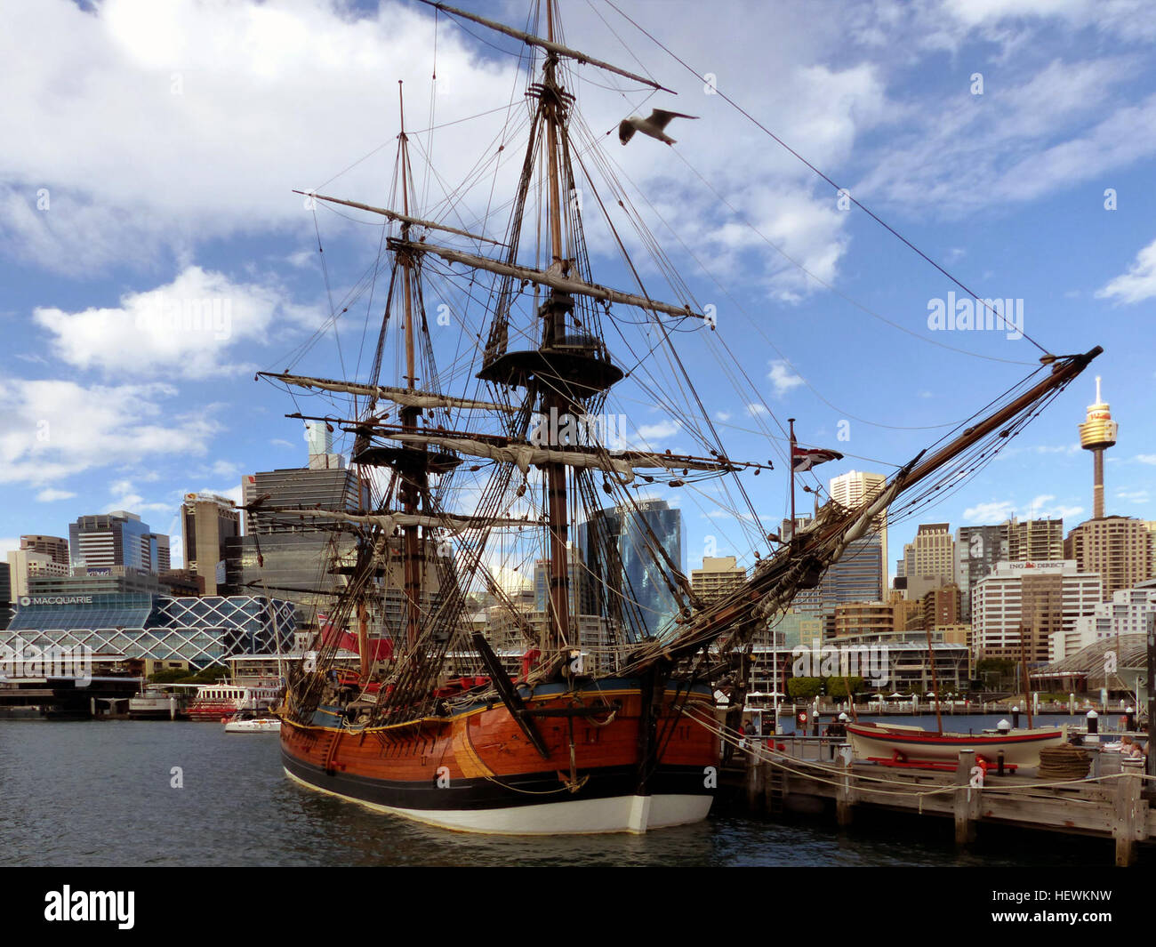 Das Australian gebaut Replikat von James Cook HMB Endeavour ist eines der weltweit genaueste maritime Replik Schiffe. Wenn Sie an Bord kommen können Sie Fragen, ob James Cook und seine Crew nur an Land irgendwo auf ihrer Reise gegangen. Der Tisch ist gedeckt, Kleidung hängen und die Katze schlummern.  Die wunderschön gearbeiteten Bord erblicken Sie ein Seemannsleben während eines großen maritimen Abenteuer Geschichte, Captain Cook 1768-71-Epos Weltreise. Blick und du wirst fast 30 Kilometer der Takelage und 750 Holzklötze oder Riemenscheiben sehen! Die Masten und Spieren tragen 28 Segel, die sich eine Stockfoto