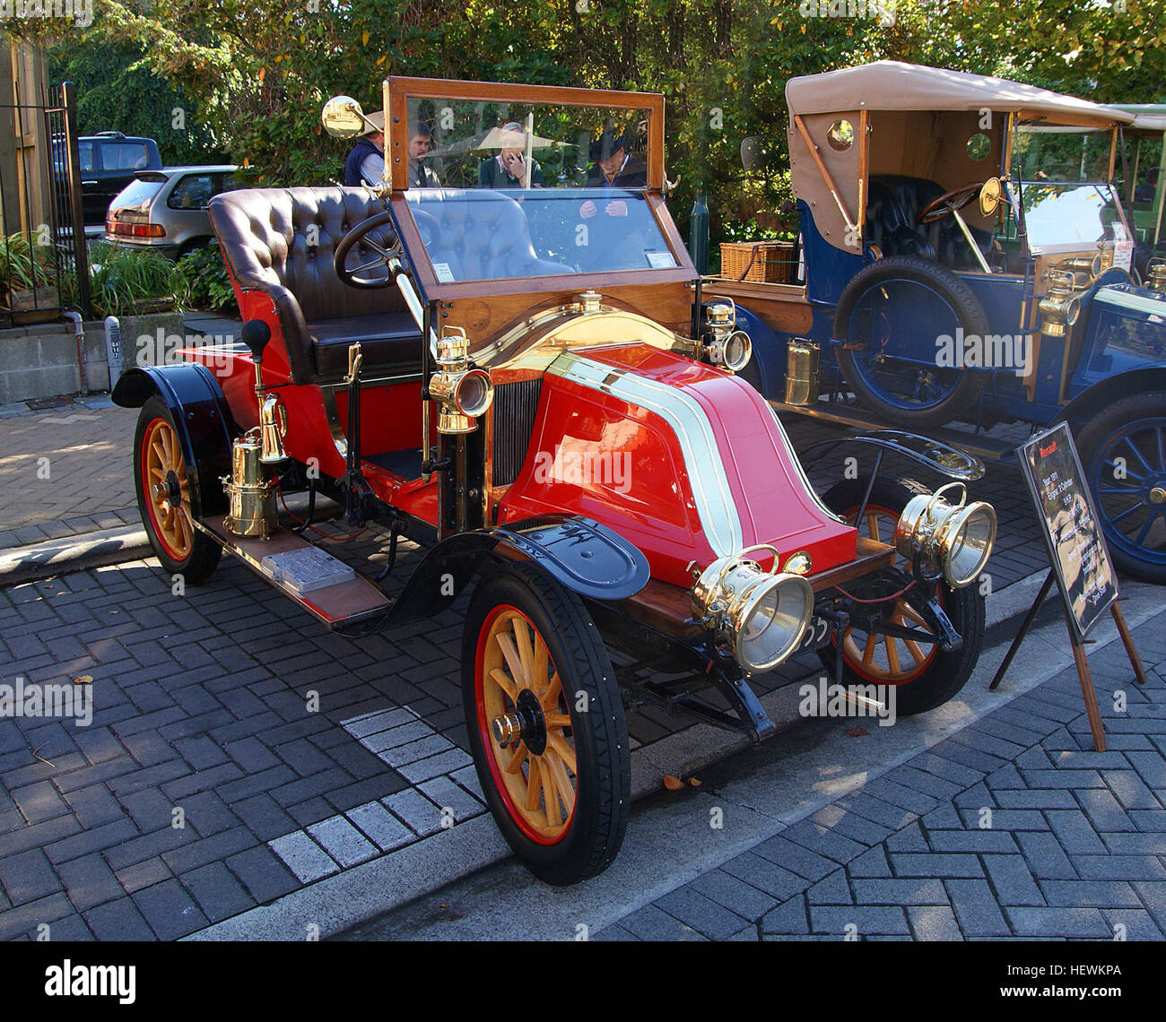 Ein Vintage-Foto, das eine Oldtimer-Parade mit frühen Transportmodellen wie dem Renault 2-Zylinder 1911 mit 9 PS zeigt. Das Bild unterstreicht die Attraktivität klassischer Autos auf Automobilmessen, bei denen begeisterte Automobilgeschichte und -Design feiern. Stockfoto