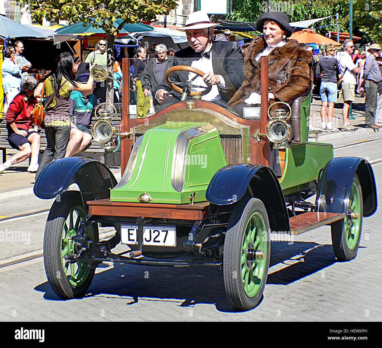 Dieses Bild zeigt verschiedene Oldtimer, die auf einer Autoshow gezeigt werden, darunter ein grüner Renault, der den zeitlosen Reiz alter Autos und die anhaltende Popularität klassischer Automobile bei modernen Autoveranstaltungen zeigt. Stockfoto