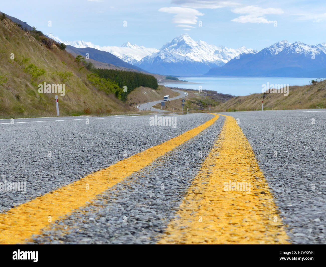 Die landschaftlich reizvolle Fahrt zum Mount Cook National Park bietet 55 km von See, Berg und Busch-Landschaft. Lernen Sie, wie man dorthin und sehen ein Video vom Aussehen der Landschaft.  Diese landschaftlich reizvolle Fahrt beginnt an der Kreuzung der Autobahnen 8 und 80.  Es ist ca. 55 km ab Autobahn 80 bis zur Kreuzung mit der Hooker Valley Road im Mount Cook National Park.  Fahren bei ca. 80 bis 100 km/h (50 bis 62 mph) – die zulässige Höchstgeschwindigkeit auf Autobahnen in Neuseeland ist 100 km/h (62 mph) – es dauert etwa 30 bis 40 Minuten, Mount Cook National Park von der Kreuzung mit dem Highway 8 zu erreichen. Stockfoto