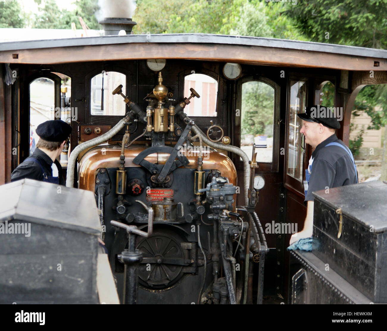 Die Vintage-Fotografie der kohlebefeuerten Eisenbahn von Ashburton zeigt Dampflokomotiven in Aktion. Die restaurierten Züge bieten einen Einblick in die Vergangenheit der neuseeländischen Eisenbahngeschichte. Stockfoto