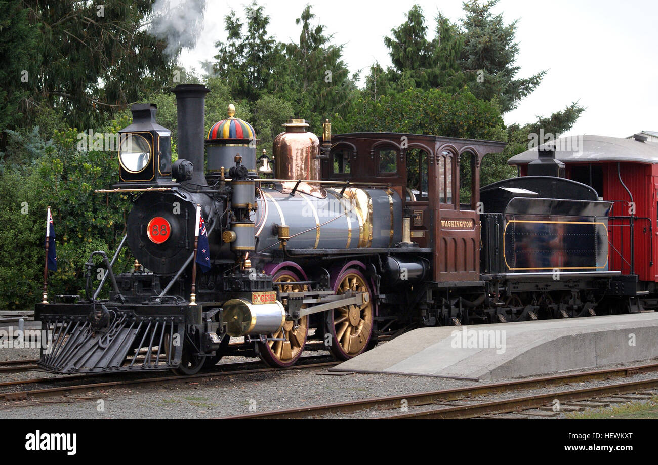 Dieses Foto fängt einen Moment in Ashburton, Neuseeland, mit den historischen kohlebefeuerten Dampfzügen ein. Das Bild zeigt die Erhaltung alter Eisenbahnen und zeigt restaurierte Dampflokomotiven als Teil des Eisenbahnerbes des Landes und spiegelt Neuseelands industrielle Vergangenheit wider. Stockfoto