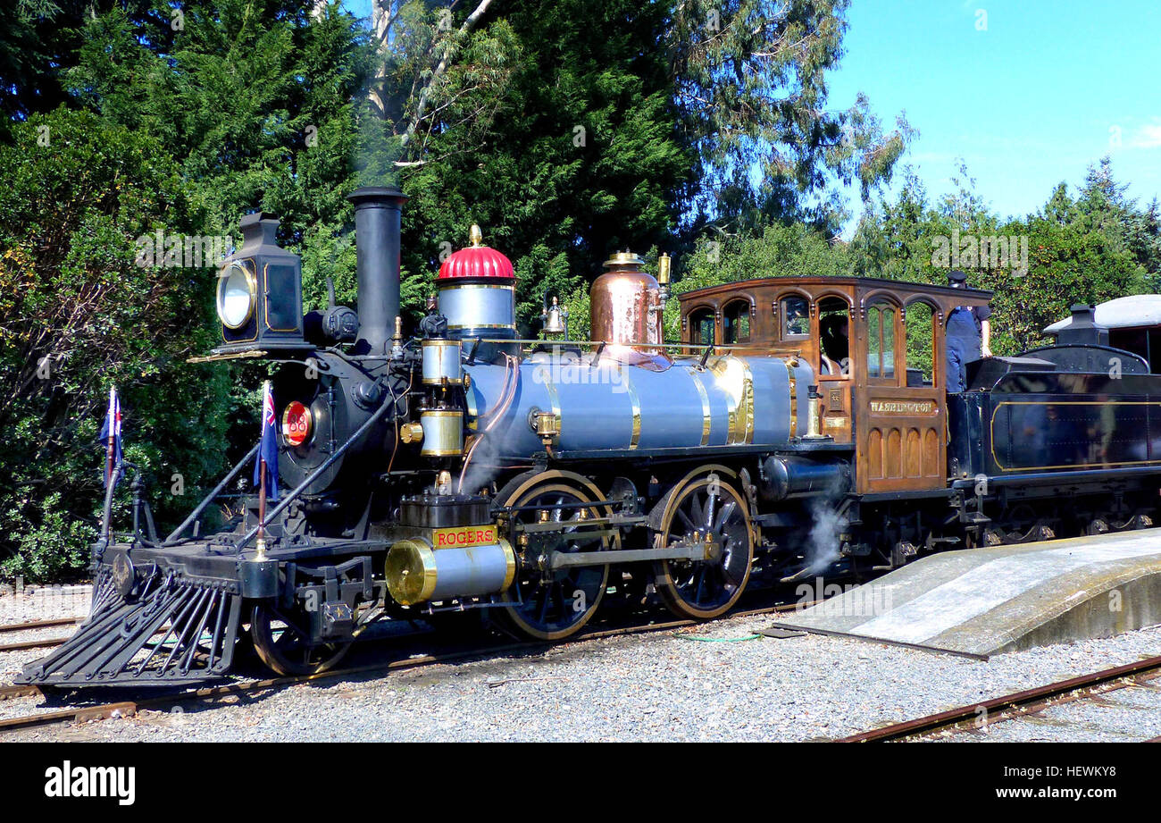 Rogers K88 (Washington) Built in Paterson, New Jersey im Jahre 1877 Rogers K88 war die erste Lokomotive über nach Neuseeland aus Amerika gesendet werden. Die Rogers war der erste Zug, Christchurch, Dunedin auf New Zeeland Main Trunk Railway zu schleppen. In den mittleren zwanziger Jahren wurde Rogers K88 in als Hochwasserschutz Oreti River geworfen. Im Jahr 1974 Ashburton Plains Vintage Railway entdeckt die Rogers &amp; zog es heraus und brachte ihn zur Ebenen Bahn wiederhergestellt werden. Der wichtigste Mann von diesem massiven Restaurierung wurde der späte Bob Anderson.   Die K hatte jede Menge Dinge benötigt drauf getan also wo Stockfoto