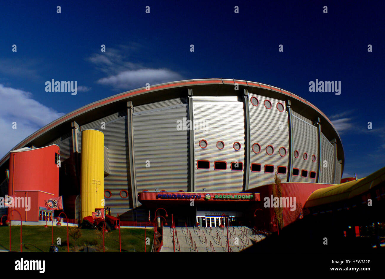 Der Scotiabank Saddledome ist eine wichtige Halle in Calgary, Alberta, Kanada. Es wurde 1983 eröffnet und dient als Heimstadion der Calgary Flames. Hier finden verschiedene Veranstaltungen wie Hockey, Lacrosse, Konzerte und Konferenzen statt. Die Arena wurde für die Olympischen Winterspiele 1988 erbaut und ist nach wie vor ein wichtiger Veranstaltungsort in Calgarys Kultur- und Sportlandschaft. Stockfoto