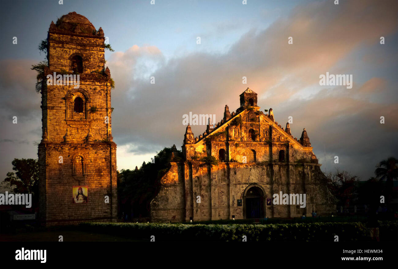 (Spanisch: Iglesia de San Agustín de Paoay), allgemein bekannt als die Paoay Kirche, die römisch-katholische Kirche der Gemeinde Paoay, Ilocos Norte auf den Philippinen ist. 1710 fertiggestellt, ist die Kirche berühmt für seine ausgeprägte Architektur hervorgehoben durch die enorme Strebepfeiler an den Seiten und Rückseite des Gebäudes. Es ist ein nationales Kulturgut von der philippinischen Regierung im Jahr 1973 und ein UNESCO-Weltkulturerbe unter die kollektive Gruppe von barocken Kirchen der Philippinen im Jahre 1993 erklärt. Glockenturm. Angrenzend an die Fassade ist eine Separate dreigeschossige Korallen Glockenturm gebaut Stockfoto