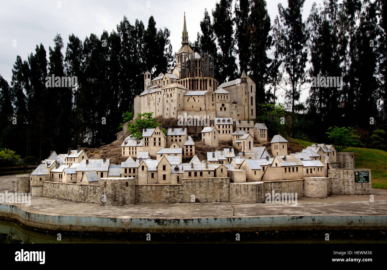 Themenpark Shenzhen China. Mont-Saint-Michel ist ein Name, der viel Charme hat, es klingt fast poetisch und lyrisch. Aber nicht täuschen lassen: Mont Saint-Michel ist eine kleine felsige Gezeiten-Insel liegt an der nordwestlichen Küste von Frankreich...  Dieses Hotel zeichnet sich durch die höchsten Gezeiten in Europa (bis zu 14 Meter hoch), steile Felsen und Treibsand. Die umliegenden Gewässer gelangen 18 Kilometer von der Insel und 20 Kilometer tief in die Küste. Jahrhundertelang hat all diese Funktionen Mont Saint-Michel eine uneinnehmbare Festung.  Ersten Bewohner dieses 92 Meter hohen Berges, alten Ce Stockfoto