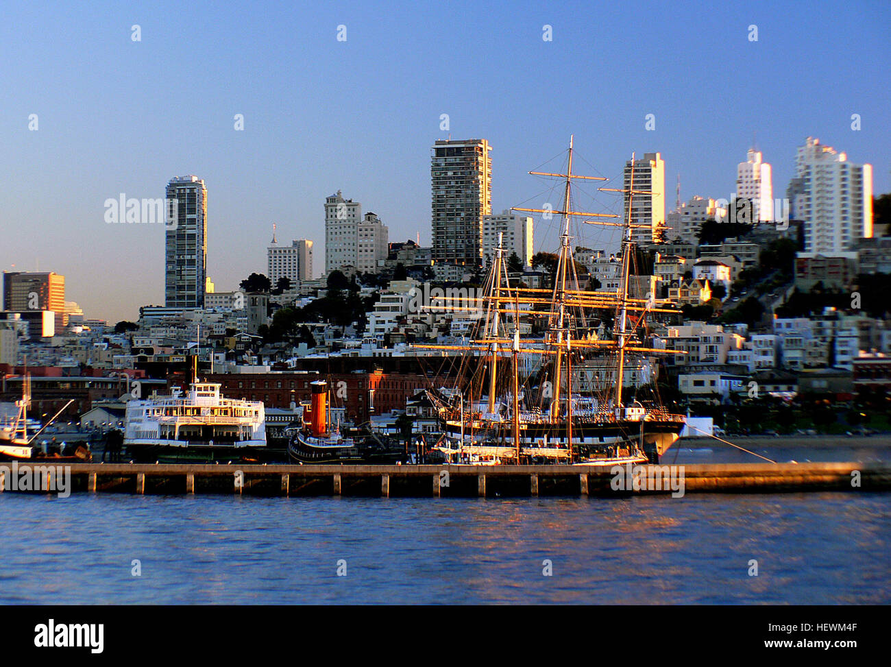 Der San Francisco Bay Area, allgemein bekannt als der Bay Area ist eine besiedelten Region, die die San Francisco und San Pablo Flussmündungen in Nordkalifornien, USA umgibt. Die Region umfasst die großen Städte und Metropolen San Francisco, Oakland und San Jose, zusammen mit kleineren städtischen und ländlichen Gebieten. Stockfoto