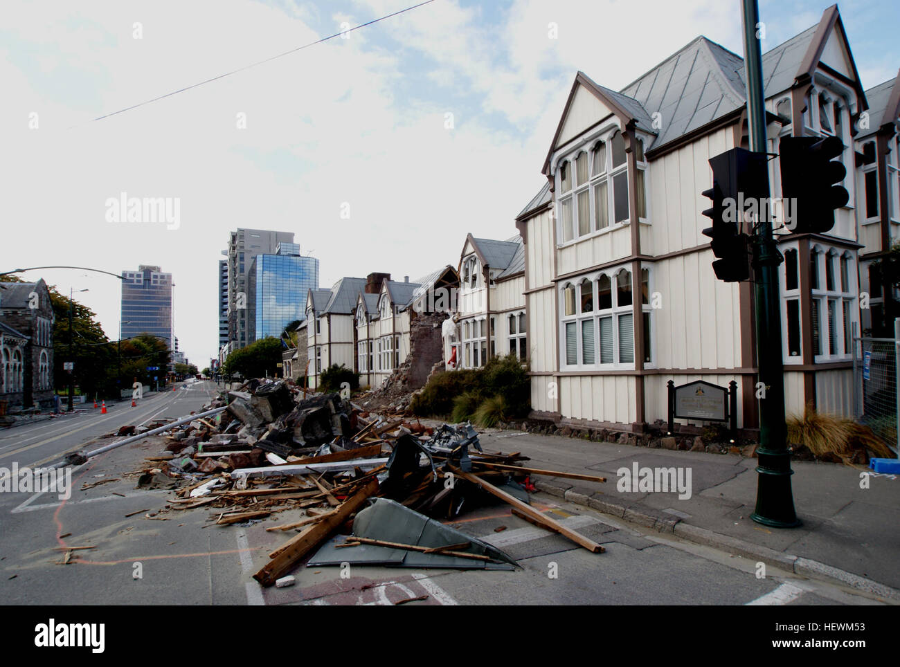 Dieses Bild zeigt die Nachwirkungen des Erdbebens in Christchurch in Neuseeland und zeigt die Zerstörung und Ruinen, die durch das mächtige seismische Ereignis hinterlassen wurden. Das Erdbeben verursachte weitreichende Schäden an Gebäuden und Infrastruktur in Christchurch. Stockfoto