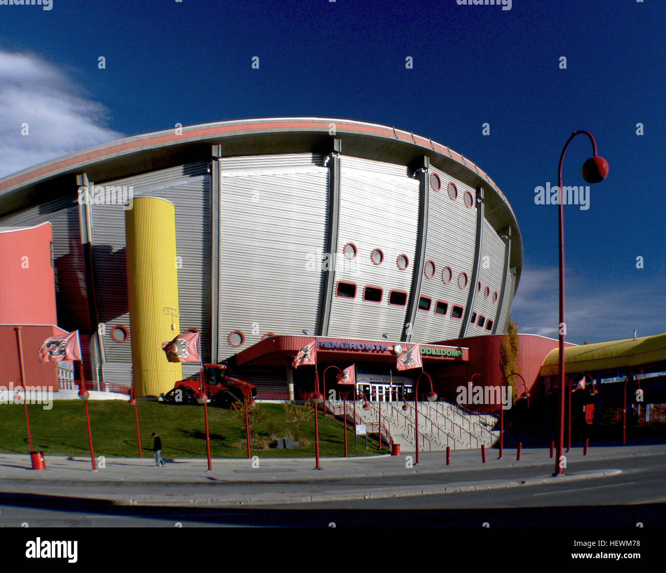 Die Scotiabank Saddledome ist die primäre Reithalle von Calgary, Alberta, Kanada. Es hat eine Kapazität von 19.289 Menschen.  Befindet sich auf der Stampede Gelände am östlichen Ende der Innenstadt von Calgary, entstand der Saddledome 1983, als die Heimat von den Calgary Flames aus der National Hockey League und Host-Eishockey und Eiskunstlauf bei den Olympischen Winterspielen 1988 Stampede Corral zu ersetzen. Heute ist die Arena beherbergt die Calgary Hitmen aus der Western Hockey League und die Calgary Rabauken der National Lacrosse League. Stockfoto