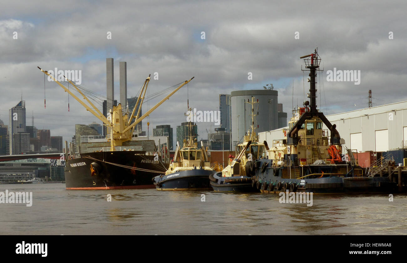 Der Hafen von Melbourne ist Australiens beschäftigtstes Tor für containerisierte und allgemeine Ladung. [1] Es befindet sich in Melbourne, Victoria, und erstreckt sich an der Mündung des Yarra River flussabwärts der Bolte Bridge, an der Spitze von Port Phillip, sowie mehrere Pfeiler auf die Bucht selbst. Seit 1. Juli 2003 konnte die Port Melbourne durch den Hafen von Melbourne Corporation, eine Körperschaft, erstellt durch den Bundesstaat Victoria. Stockfoto