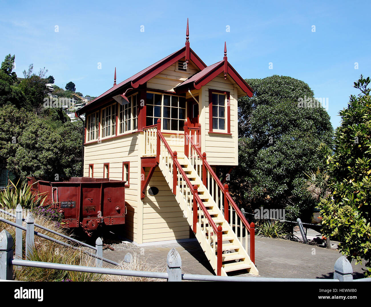 Dieses Foto zeigt ein Eisenbahnstellwerk in Lyttleton, Neuseeland. Stellwerke sind entscheidend für die Steuerung der Zugbewegungen und die Gewährleistung der Sicherheit auf den Gleisen. Das Bild zeigt die architektonische Struktur, die im 20. Jahrhundert für Eisenbahnsignalanlagen verwendet wurde. Stockfoto