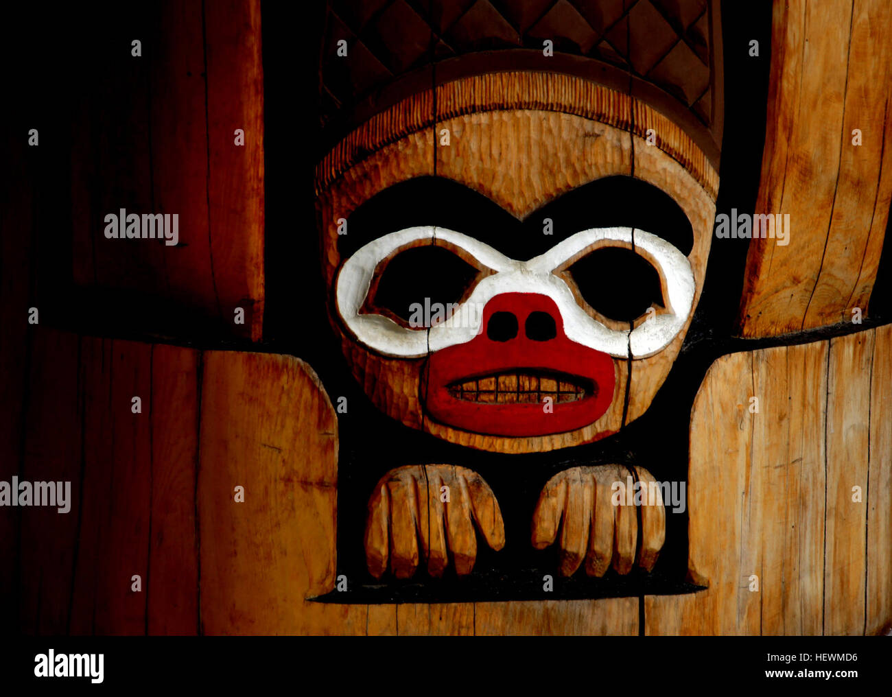 Das Bild zeigt indische Masken und Totempfähle in Skagway, Alaska. Diese traditionellen indigenen Artefakte repräsentieren das reiche kulturelle Erbe der Indianerstämme der Region. Die Masken und Pole sind von zentraler Bedeutung für die indigenen Erzähltraditionen und spiegeln den künstlerischen Ausdruck dieser Gemeinschaften wider. Stockfoto