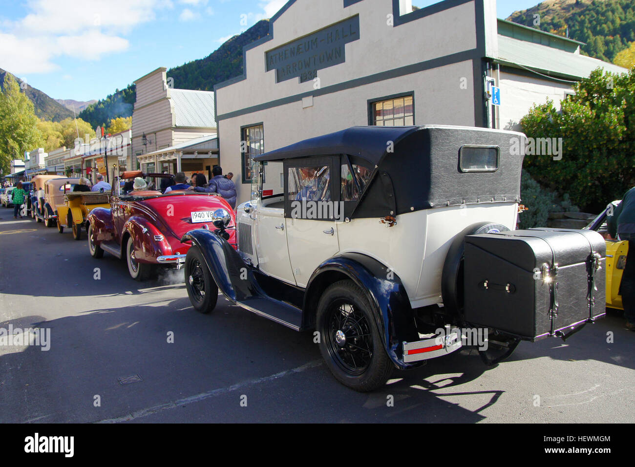 Das Arrowtown Autumn Festival veranstaltet eine Autoshow und eine Parade mit Oldtimern und Oldtimern, die von Autoklubs restauriert wurden. Die Veranstaltung unterstreicht die Leidenschaft für Automobilgeschichte und Handwerk. Stockfoto