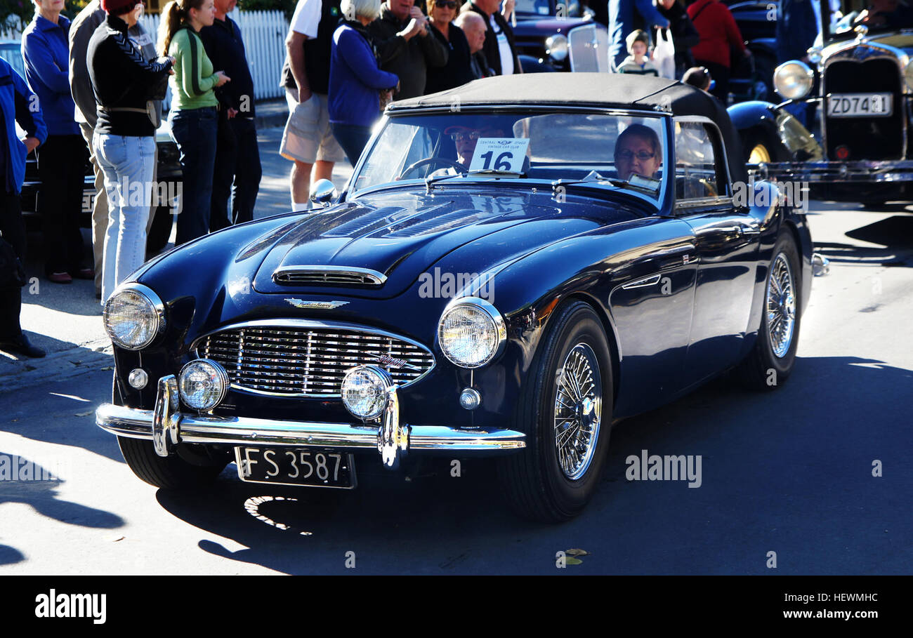 Dieses Bild zeigt klassische Austin-Healey-Autos, die während der Arrowtown Old Auto Show gezeigt wurden, einer beliebten Veranstaltung, bei der Oldtimer gefeiert werden. Austin-Healey war ein renommierter britischer Sportwagenhersteller, der 1952 im Rahmen eines Joint Ventures mit der British Motor Corporation gegründet wurde. Stockfoto