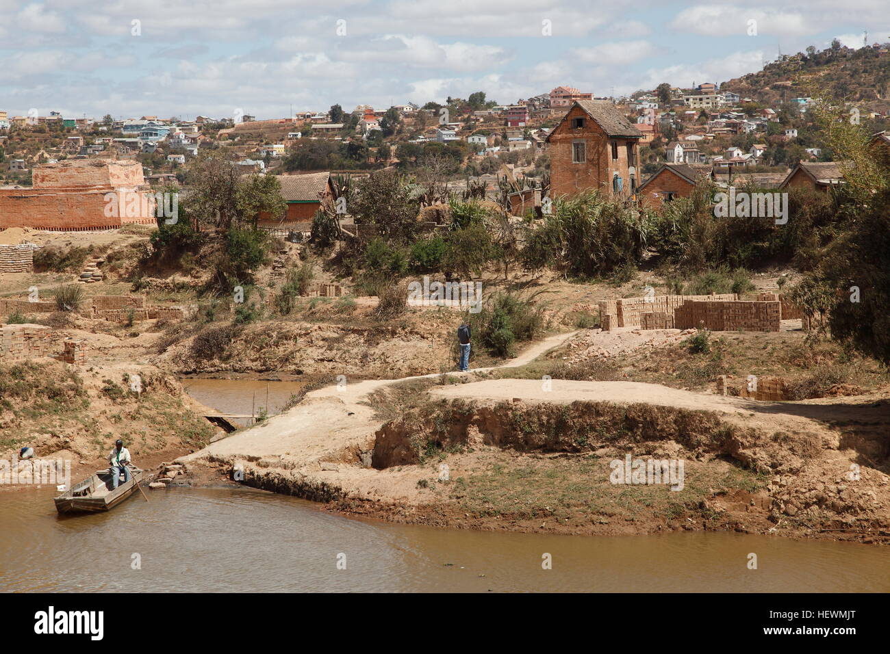 Schlamm Backsteinhäuser, Mann Angeln am Stadtrand von Antananarivo Stockfoto