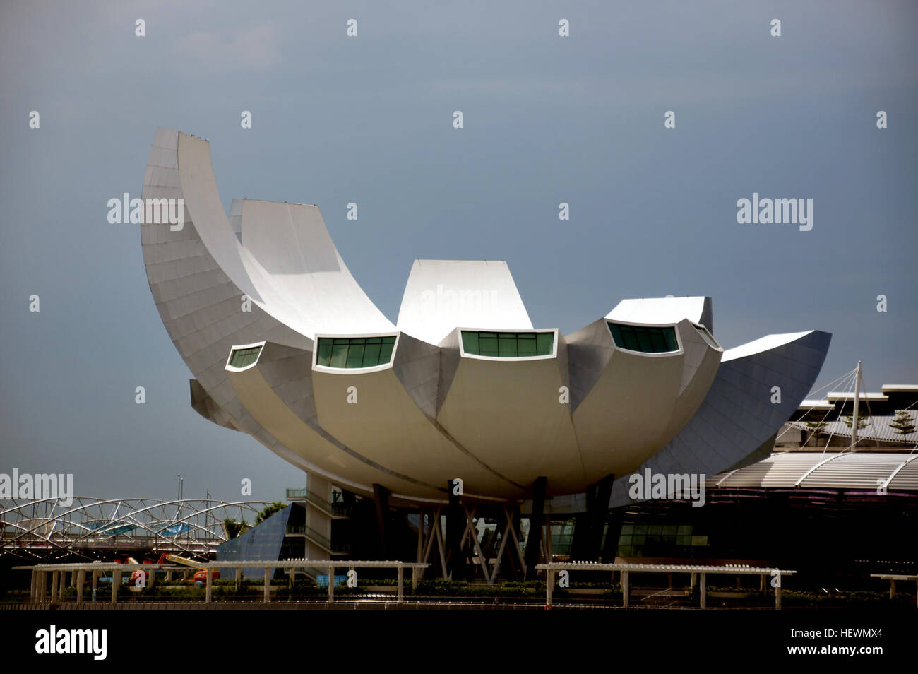Das ArtScience Museum in Singapur wurde am 17. Februar 2011 eröffnet und ist Teil des Marina Bay Sands Resort. Es ist bekannt als das weltweit erste ArtScience-Museum und bietet eine Mischung aus Kunst und Wissenschaft in seinen Exponaten. Das Museum beherbergt zwar eine permanente ArtScience Gallery, bietet aber vor allem Wanderausstellungen, die von verschiedenen internationalen Institutionen kuratiert wurden. Stockfoto