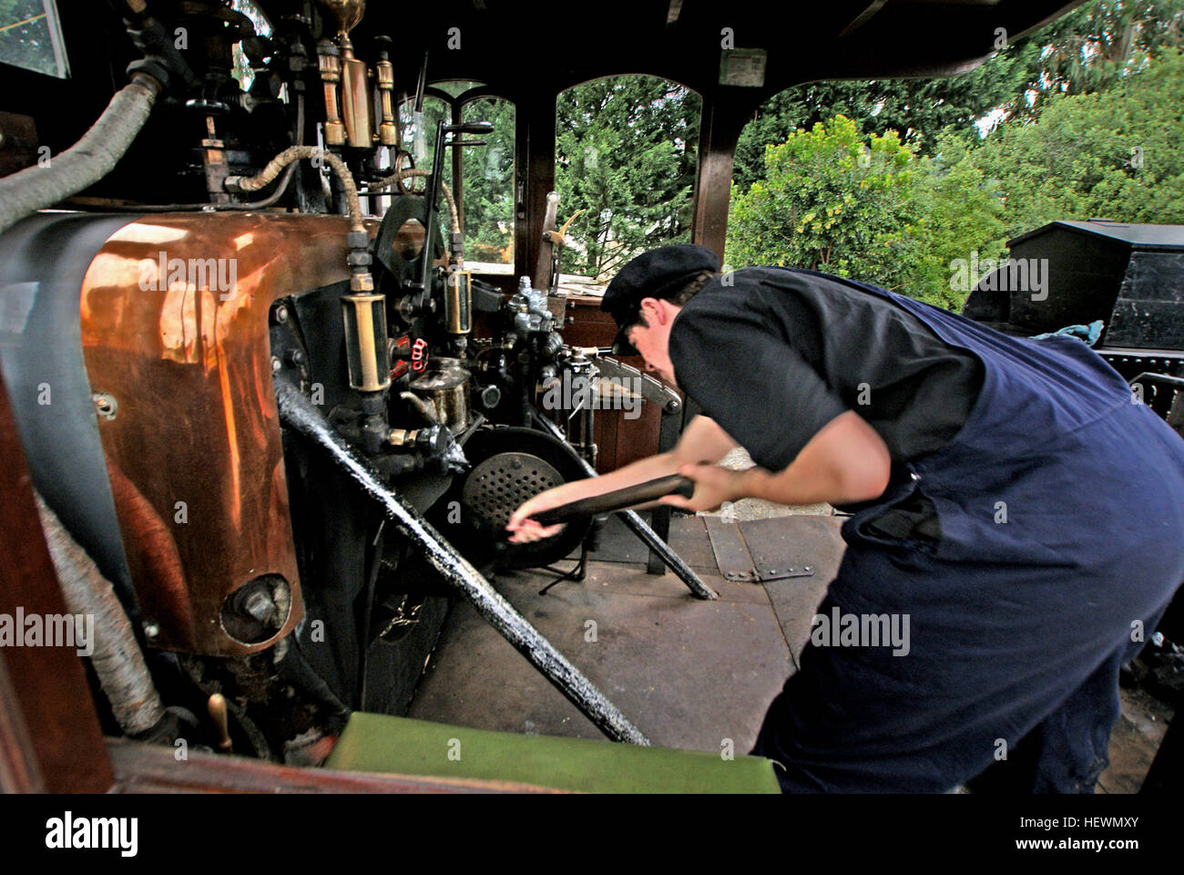 Dieses Vintage-Foto aus Ashburton, Neuseeland, zeigt einen kohlebefeuerten Dampfzug auf den alten Eisenbahnlinien. Das Bild zeigt die Ära der dampfbetriebenen Lokomotiven und ihre Rolle in der Eisenbahngeschichte Neuseelands und betont die Restaurierung und Erhaltung dieses historischen Verkehrsträgers. Stockfoto
