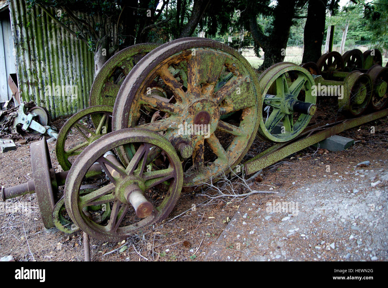 Dieses Foto fängt den nostalgischen Charme der restaurierten kohlebefeuerten Dampfzüge Ashburtons ein, die einen wichtigen Teil des Eisenbahnerbes Neuseelands darstellen. Das Bild zeigt die in Betrieb befindlichen alten Züge und bietet einen Einblick in die Vergangenheit, als Dampflokomotiven für den Transport zentral waren und für Museumsausstellungen aufbewahrt wurden. Stockfoto