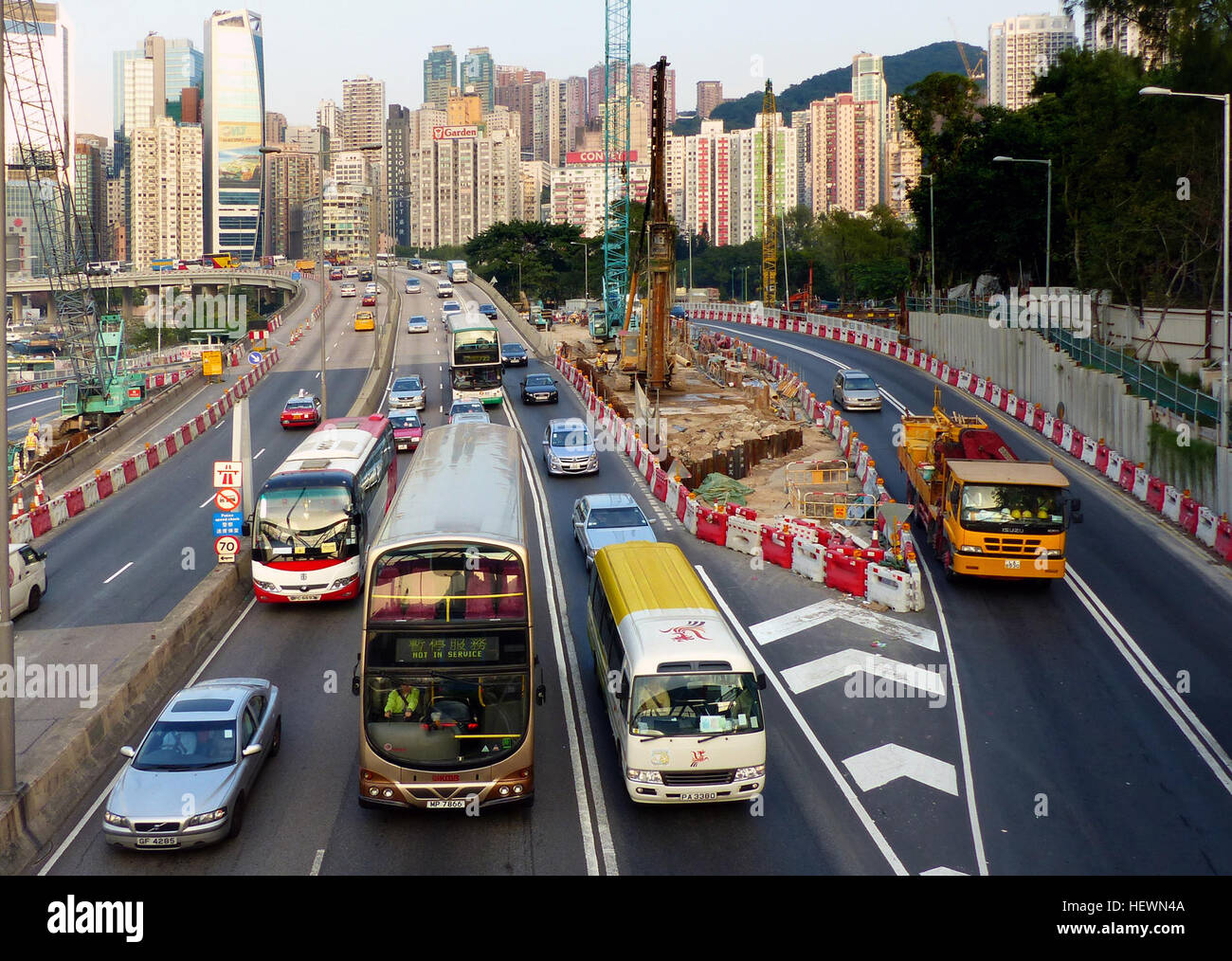 In vielen Ländern wurden die unter britischer Herrschaft, und dies gilt auch für Hongkong, Verkehr bewegt sich auf der linken Seite der Straße. Alle anderen wichtigen Verkehrsregeln, sowie weitere Tipps für sicheres Fahren, entnehmen Sie den Verkehrsteilnehmer Code durch die Transport-Abteilung ausgestellt. Unten stehend finden Sie einige Informationen über die wichtigsten Vorschriften.  Die übliche Höchstgeschwindigkeit auf allen Straßen beträgt 50 km/h. Auf Hauptstraßen in der Stadt kann Verkehr rechtlich so schnell wie 70 km/h, 80 km/h, 100 km/h oder 110 km/h. High-Speed-Zonen sind immer deutlich gekennzeichnet.  Sie können nur auf der rechten Seite zu überholen, es sei denn, es Traffi gibt Stockfoto