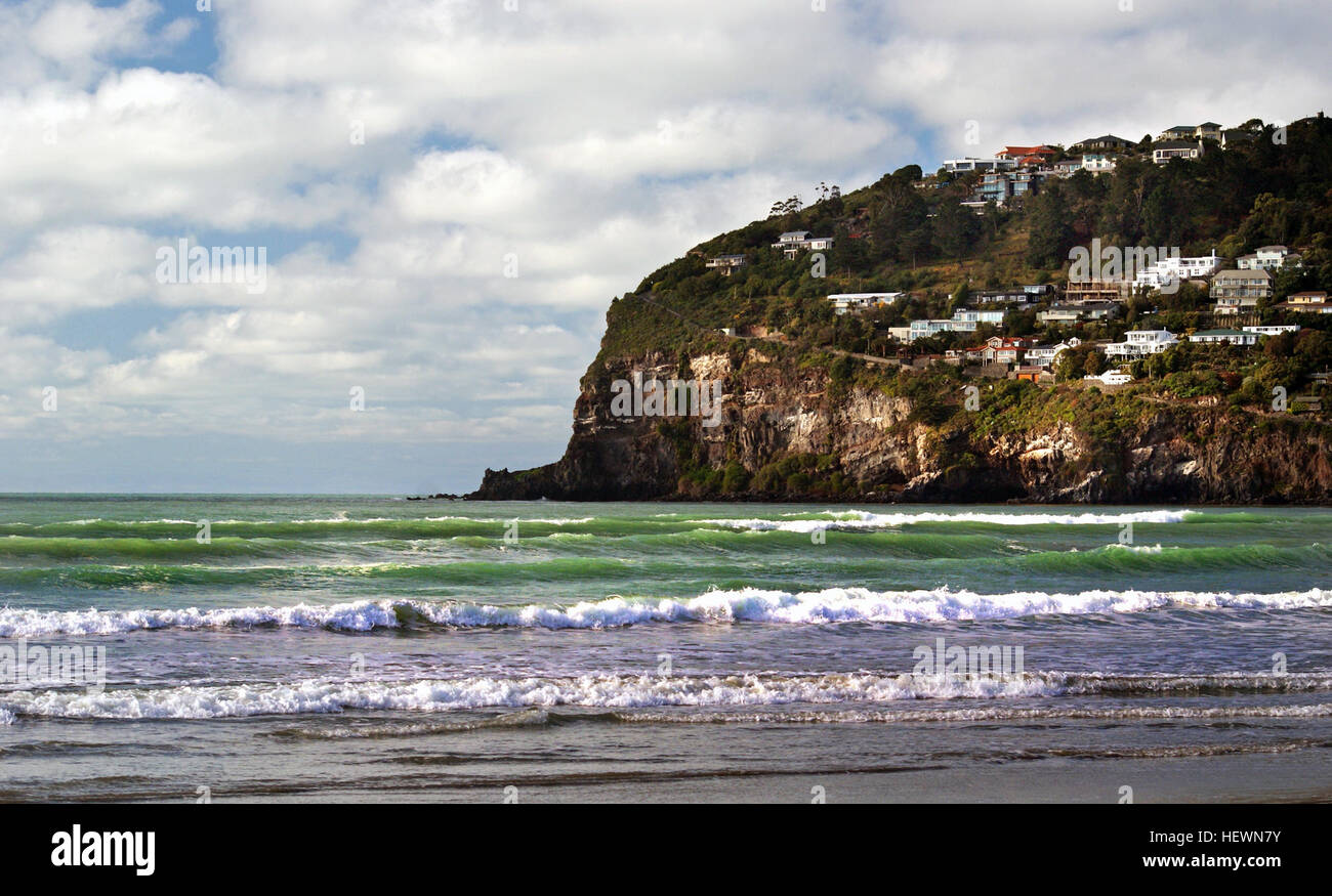 Sumner, ein Vorort am Meer von Christchurch, Neuseeland, ist ein beliebtes Strandziel, das für seinen weichen Sand, die großartige Brandung und die wunderschöne Küste bekannt ist. Nur eine kurze Autofahrt von der Stadt entfernt, bietet es eine ruhige Oase mit Möglichkeiten zum Surfen, Schwimmen und Erkunden der Küste. Stockfoto