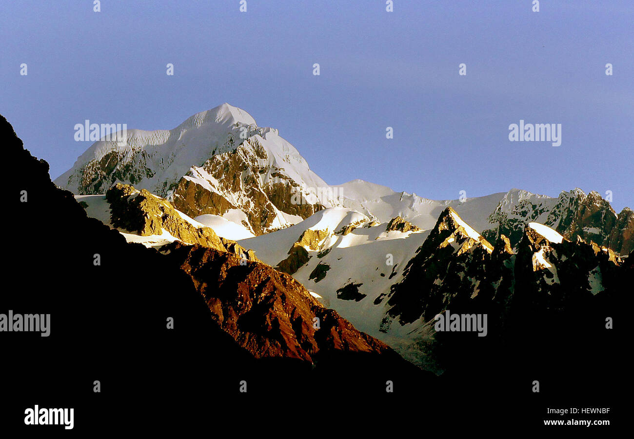 Mount Tasman ist Neuseelands zweithöchste Berg, bis zu einer Höhe von 3497 m steigen. Es befindet sich in den südlichen Alpen der Südinsel, vier Kilometer nördlich von seinem größeren Nachbarn Aoraki/Mount Cook. Wikipedia-Höhe: 3.497 m Erstbesteigung: 1895 Bekanntheit: 519 m Gebirge: Südalpen Stockfoto