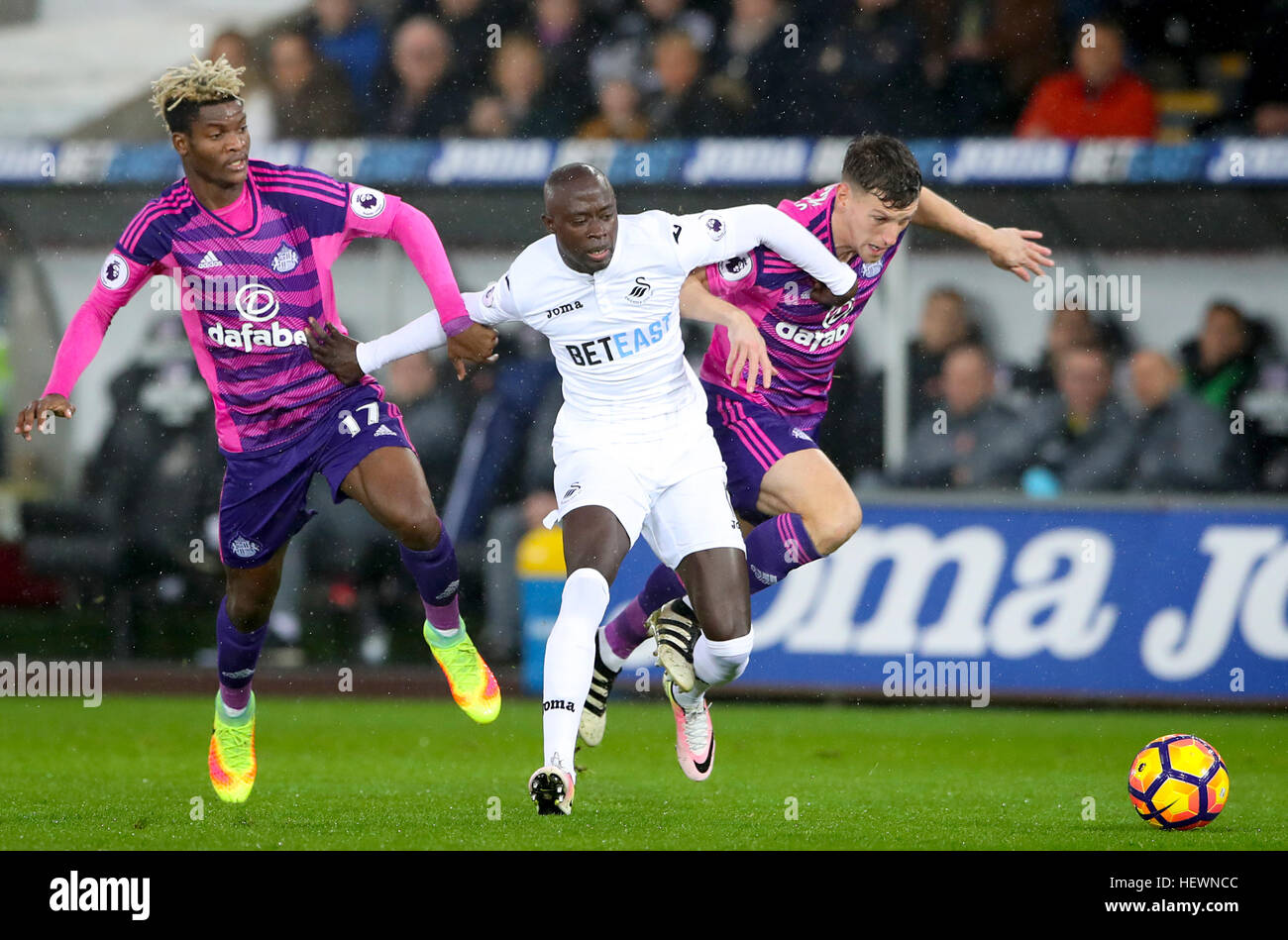 Swansea City Modou Barrow (Mitte) kämpfen um den Ball mit Sunderland Didier Ndong (links) und Billy Jones (rechts) Kampf um den ball Stockfoto