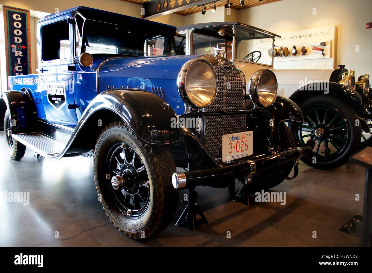 Dieses Bild zeigt eine Sammlung amerikanischer Luxusautos, einschließlich eines blauen Auburn Pickup Trucks, der im Gasoline Alley Heritage Park in Calgary ausgestellt wird. Das Museum zeigt alte Automobile und bewahrt das Erbe klassischer amerikanischer Automobile. Stockfoto