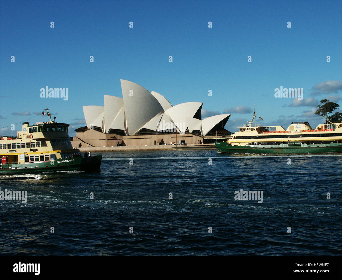Ein Bild aus der DCF-Serie, das das moderne Leben in einer detaillierten und künstlerischen Darstellung einfängt und die Dynamik zeitgenössischer Szenen in den Mittelpunkt stellt. Stockfoto