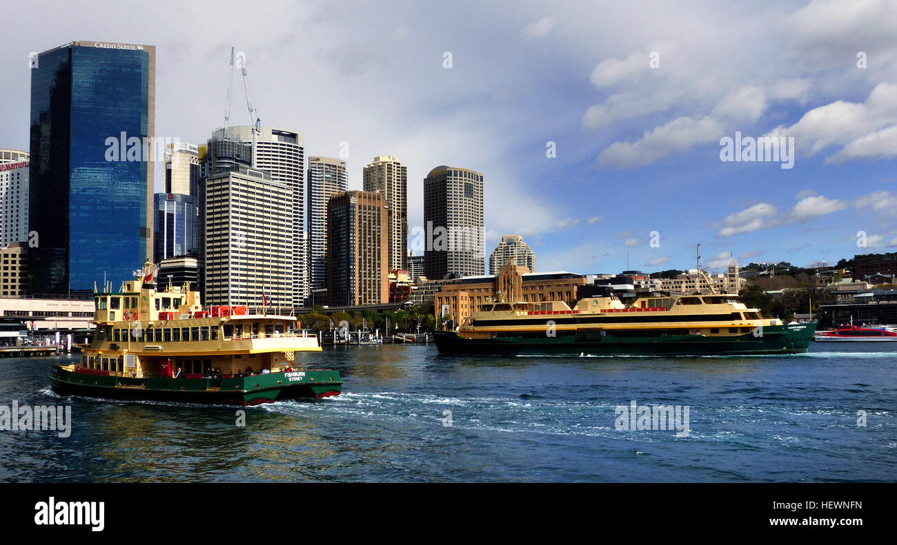 Ob Sie Aufholjagd auf ein wenig Ruhe und Entspannung, oder Besuch in Sydney zum ersten Mal - ist Reisen mit Sydney Ferries eine fesselnde Weise Sydneys schöne Wasserstraßen, Stadtzentrum und lebendige Dörfer zu erkunden. Vom Meer zu den Vororten - bietet Sydney Ferries Ihnen die Möglichkeit, viele von Sydneys "verborgene Schätze" leicht und kostengünstig, mit einem all-in-One-Pass aufzudecken.  Sydneys hellsten versteckte Juwel ist ohne Zweifel der berühmten Manly Ferry, vom Circular Quay, Wharf 3 nach Manly Cove fährt. Es ist am besten zu einer Reise in den späten Nachmittag, wenn Sie in der wunderschönen s nehmen können Stockfoto