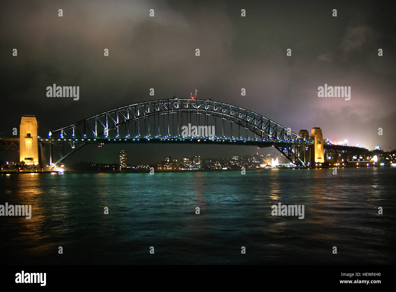 Die Sydney Harbour Bridge ist ein Stahl durch Bogenbrücke über den Sydney Harbour, die Schiene, Fahrzeugverkehr, Fahrrad- und Fußgängerverkehr zwischen Sydney central Business District und der North Shore trägt Stockfoto