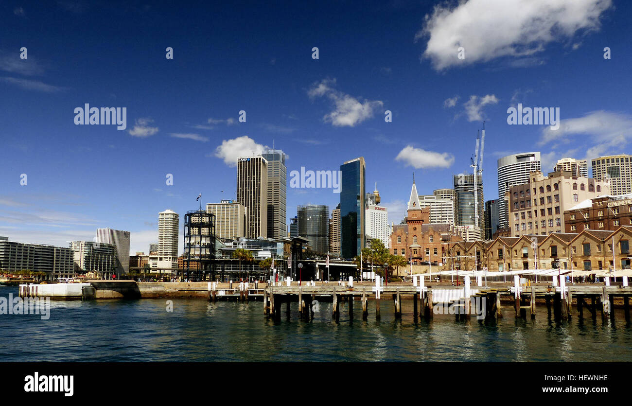 The Rocks ist eines der am meisten besuchten Teile von Sydney. Es ist nicht schwer zu sehen, warum. Eingebettet am Fuße der Sydney Harbour Bridge und am westlichen Ufer des Sydney Cove, ist The Rocks der Stiftung Ort von Sydney und Australien und von großer historischer Bedeutung. Es wird oft als "Sydneys im freien Museum" beschrieben.  Der Felsen ist der älteste Bereich des Sydney und hat kürzlich eine erstaunliche Metamorphose, die Altstadt in eine lebendige Tasche von Cafés und Restaurants und interessanten touristischen Geschäften und Ständen verwandelt werden. Dies konnte erreicht werden, ohne Sie zu zerstören die ar Stockfoto