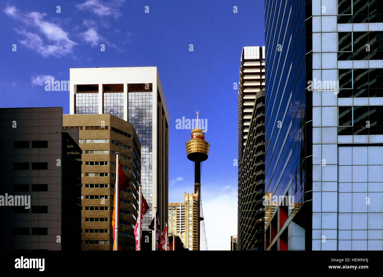 Sydney Tower ist Sydneys höchste Bauwerk und das zweite höchste Aussichtsturm in der südlichen Hemisphäre. Auckland Sky Tower ist größer, aber Sydney Tower wichtigsten Aussichtsplattform ist fast 50 m (164 ft) höher als der Aussichtsplattform auf Auckland Sky Tower. Der Name Sydney Tower ist im täglichen Gebrauch üblich geworden, aber der Turm auch bekannt als der Sydney Tower Eye, AMP Tower, Westfield Centrepoint Tower, Centrepoint Tower oder nur Centrepoint ist. Der Sydney Tower ist Mitglied der World Federation der große Türme.  Der Turm steht 309 m (1.014 ft) über der Sydney zentraler Geschäft dis Stockfoto