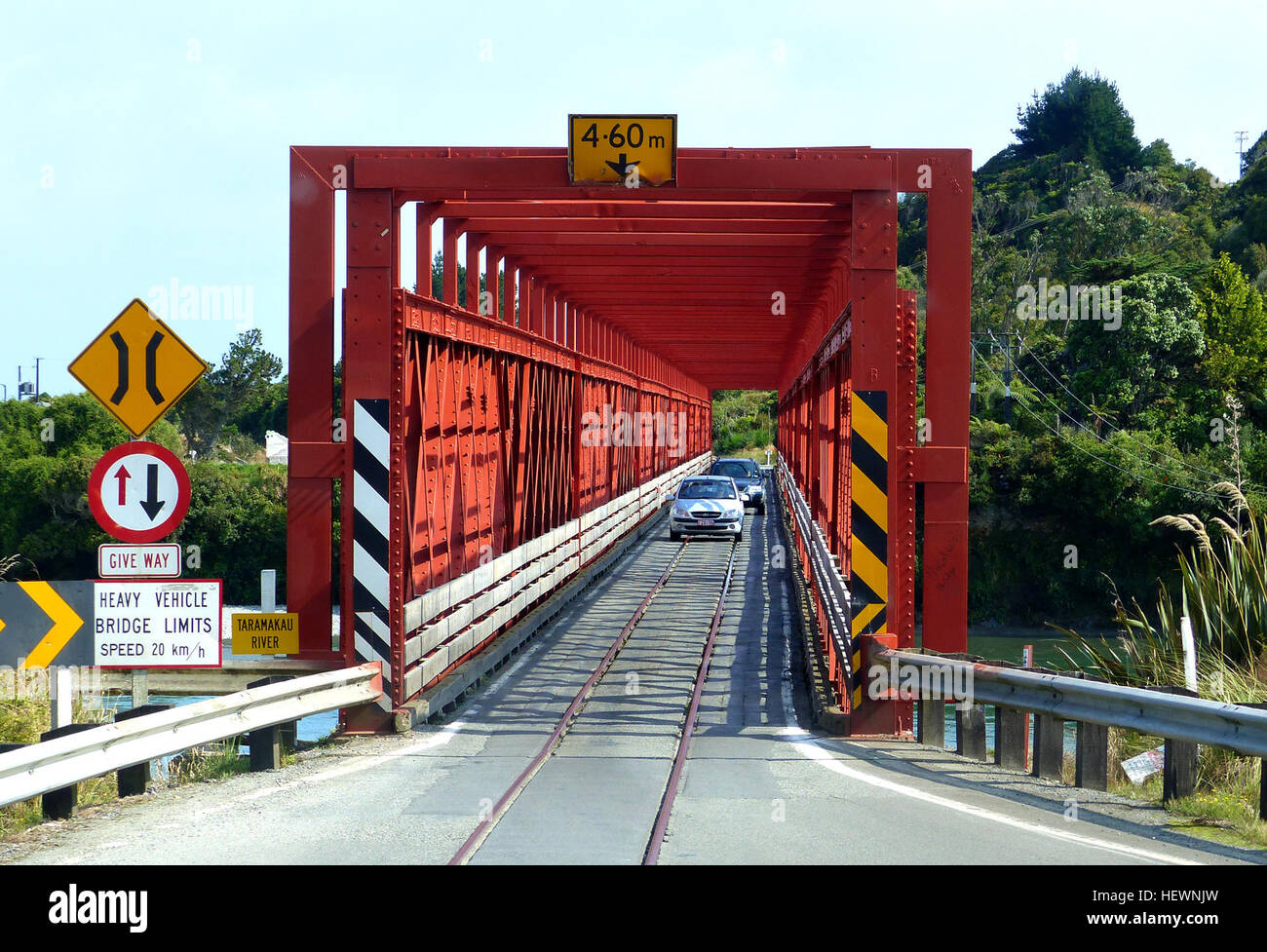 Straße, Eisenbahnbrücken der Taramakau, einspurige Straße und Schiene Brücke West Coast, Südinsel. Einige einspurige Brücken auf Neuseeland Straßen ermöglichen den Durchgang von Autofahrern und Züge.  Züge haben immer Vorfahrt.  Versuchen Sie nicht und schlagen den Zug über eine Brücke oder an einem Bahnübergang, es ist töricht und unten recht gefährlich. Stockfoto