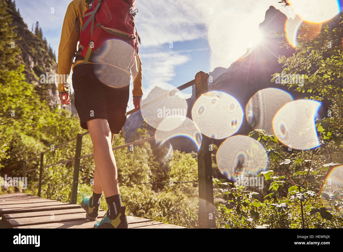 Frau zu Fuß über die Brücke, niedrige Abschnitt, Höllental, Zugspitze, Garmisch-Partenkirchen, Bayern, Deutschland Stockfoto