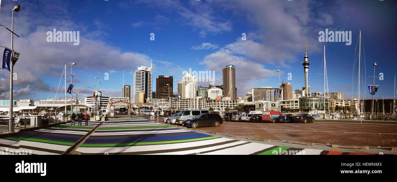 Viaduct Basin (oft Viaduct Harbour) ist eine ehemalige Handelshafen an der Uferpromenade von Auckland, verwandelte sich nun in eine Entwicklung meist gehobene Wohnungen, Büroräume und Restaurants. Es befindet sich auf der Website von einer ehemals heruntergekommenen Gegend von Freemans Bay / Auckland CBD Waterfront in Auckland City, Neuseeland. Als ein Zentrum der Aktivität von 2000 America es Cup, veranstaltet von der Royal New Zealand Yacht Squadron genossen den Bereich großen Beliebtheit bei Einheimischen und ausländischen Besuchern. Stockfoto