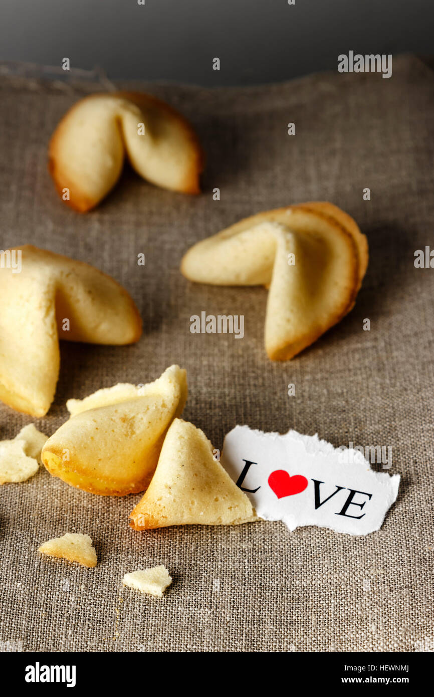 Cookies mit dem Wort Liebe auf ein Papier geschrieben wie Tortellini geformt. Vertikales Bild. Stockfoto