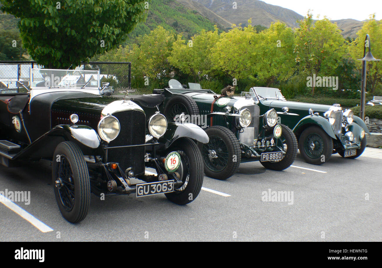 Ein Foto eines britischen Oldtimers mit einem Oldtimer-Bentley während der International Vintage Bentley Tour in Neuseeland im Jahr 2008. Der offene Tourenwagen wird in der Rallye neben anderen Oldtimer-Sportwagen präsentiert und unterstreicht die Eleganz und Geschichte dieser legendären Fahrzeuge. Stockfoto