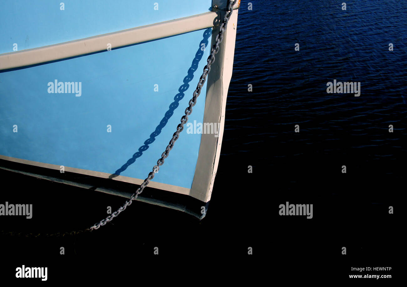 Diese Erklärung beschreibt die Konstruktion eines Schiffsbogens und betont seine Rolle bei der Verringerung des Wasserwiderstands. Tankschiffe verwenden in der Regel eine vollere Bugform, um das Volumen zu maximieren und die Effizienz des Schiffes beim Transport großer Ladungsmengen zu verbessern. Stockfoto