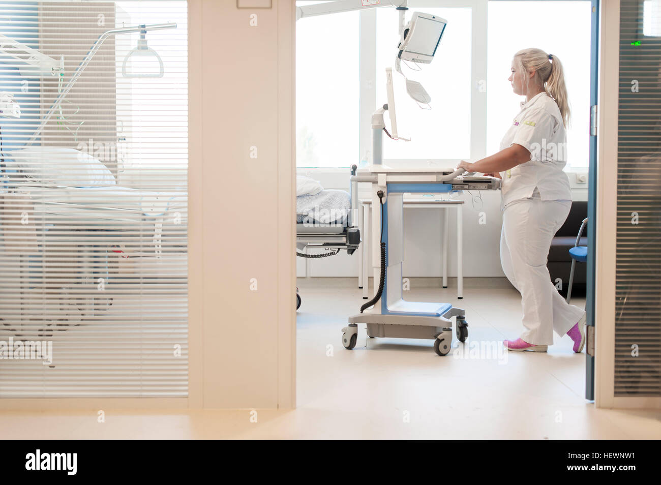 Krankenschwester auf der krankenstation Fotos und Bildmaterial in hoher Auflösung Alamy