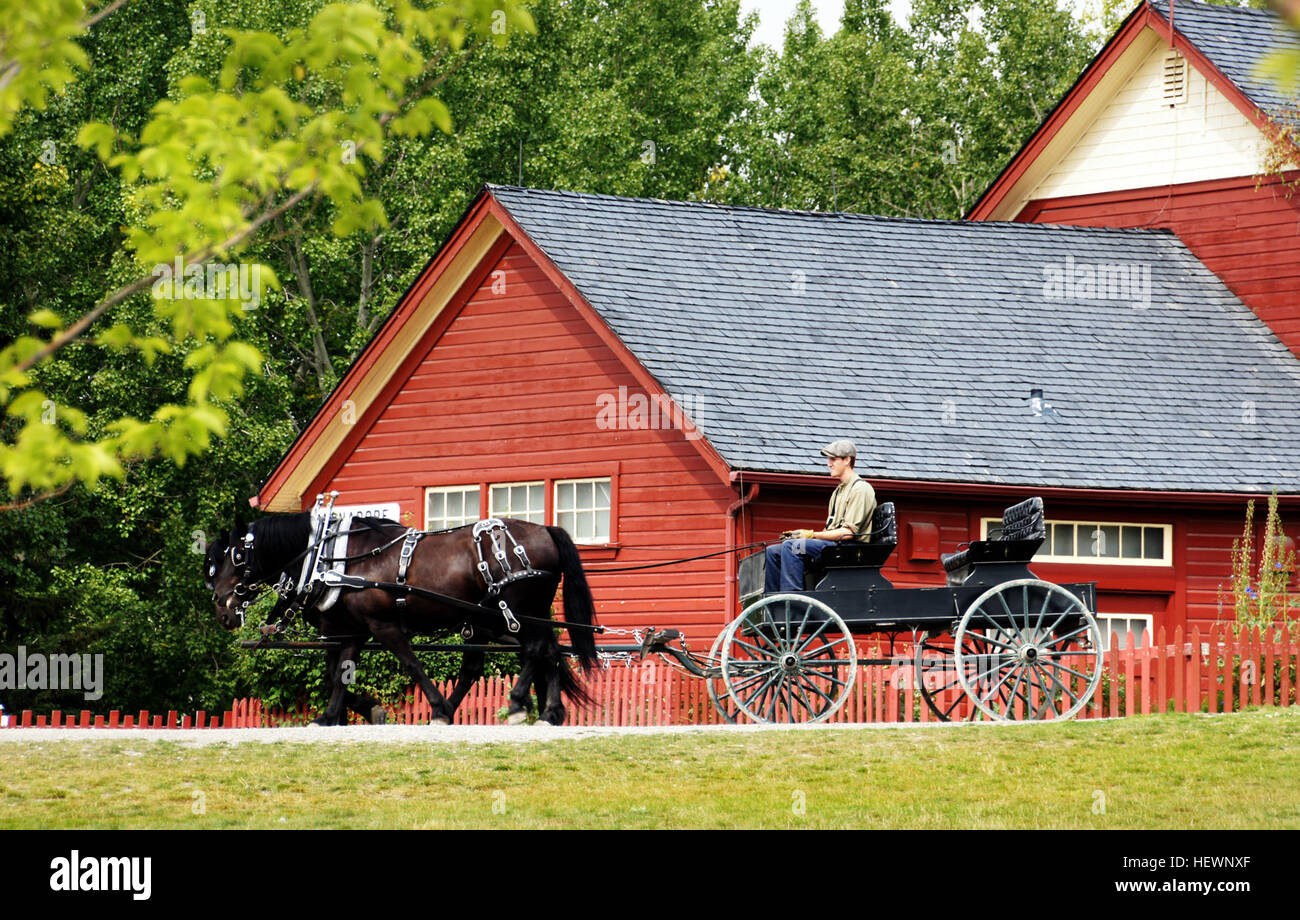 Heritage Park Historical Village ist ein 127 Hektar großer historischer Park in Calgary, Alberta, am Ufer des Glenmore Reservoir. Der Park bietet eine Vielzahl von Exponaten, die die Geschichte der Region zeigen, einschließlich einer Fahrt mit der Pferdekutsche, historischen Gebäuden wie der Roten Scheune und Artefakten, die das Leben im späten 19. Und frühen 20. Jahrhundert hervorheben. Stockfoto