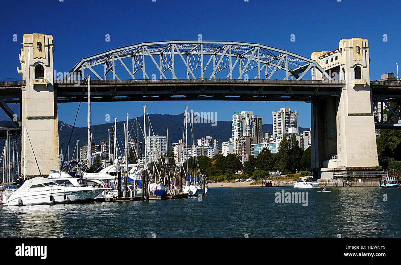 Die Burrard Bridge, eine zwischen 1930 und 1932 erbaute Art déco-Stahlfachwerkbrücke, erstreckt sich über den False Creek in Vancouver, Kanada. Die Brücke verbindet die Innenstadt von Vancouver mit Kitsilano und ist eine von drei großen Kreuzungen in der Gegend. Stockfoto