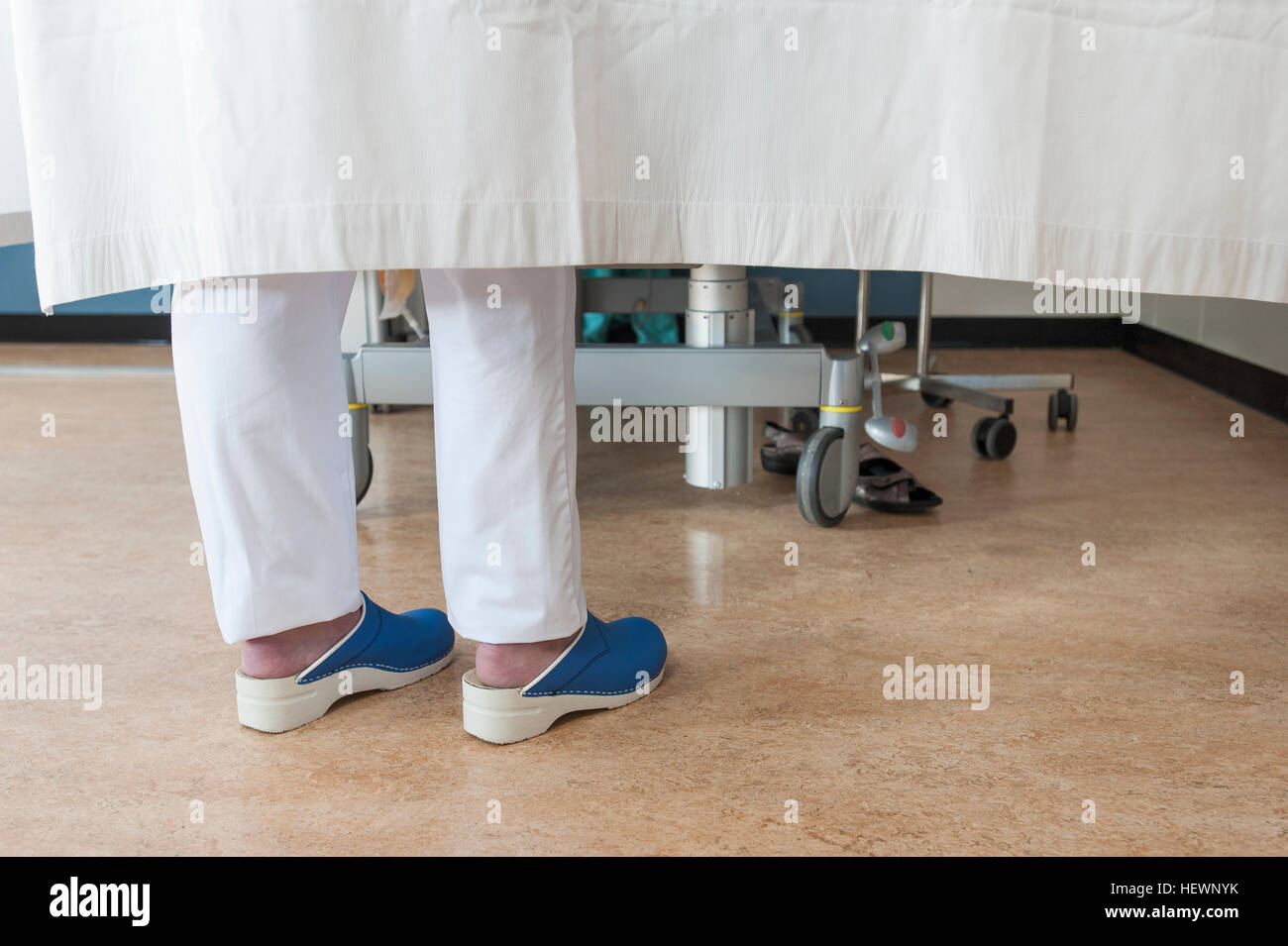 Füße von Krankenschwester hinter Krankenhaus Zimmer Vorhang Stockfoto
