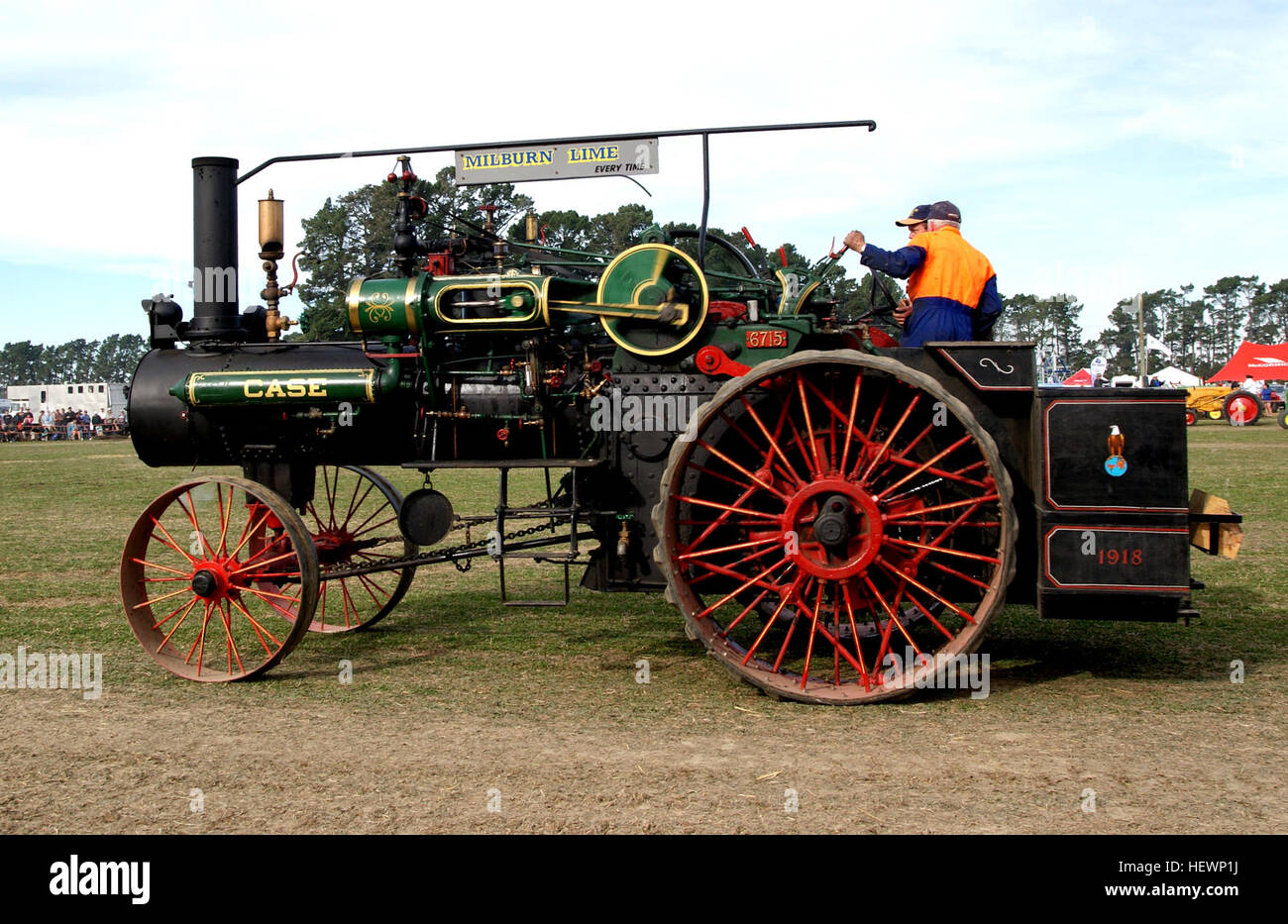 Die Case Traction Engine, die von der J.I. Case Threshing Machine Company entwickelt wurde, revolutionierte die landwirtschaftliche Arbeit im späten 19. Jahrhundert. Dieser dampfbetriebene Motor wurde für verschiedene Aufgaben eingesetzt, darunter Dreschen und Ziehen, und spielte eine Schlüsselrolle bei der Mechanisierung der Landwirtschaft. Stockfoto