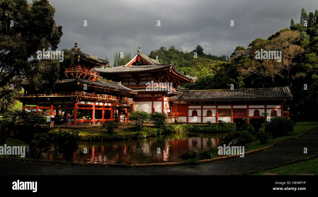 Der Byodo-in-Tempel in der Kaneohe-Region von O’ahu, am Fuße der Ko'olau Mountains, wurde in den 1960er Jahren zu Ehren japanischer Einwanderer in Hawaii errichtet. Der Tempel erlangte Bekanntheit als Drehort für die Fernsehserie *Lost*. Stockfoto