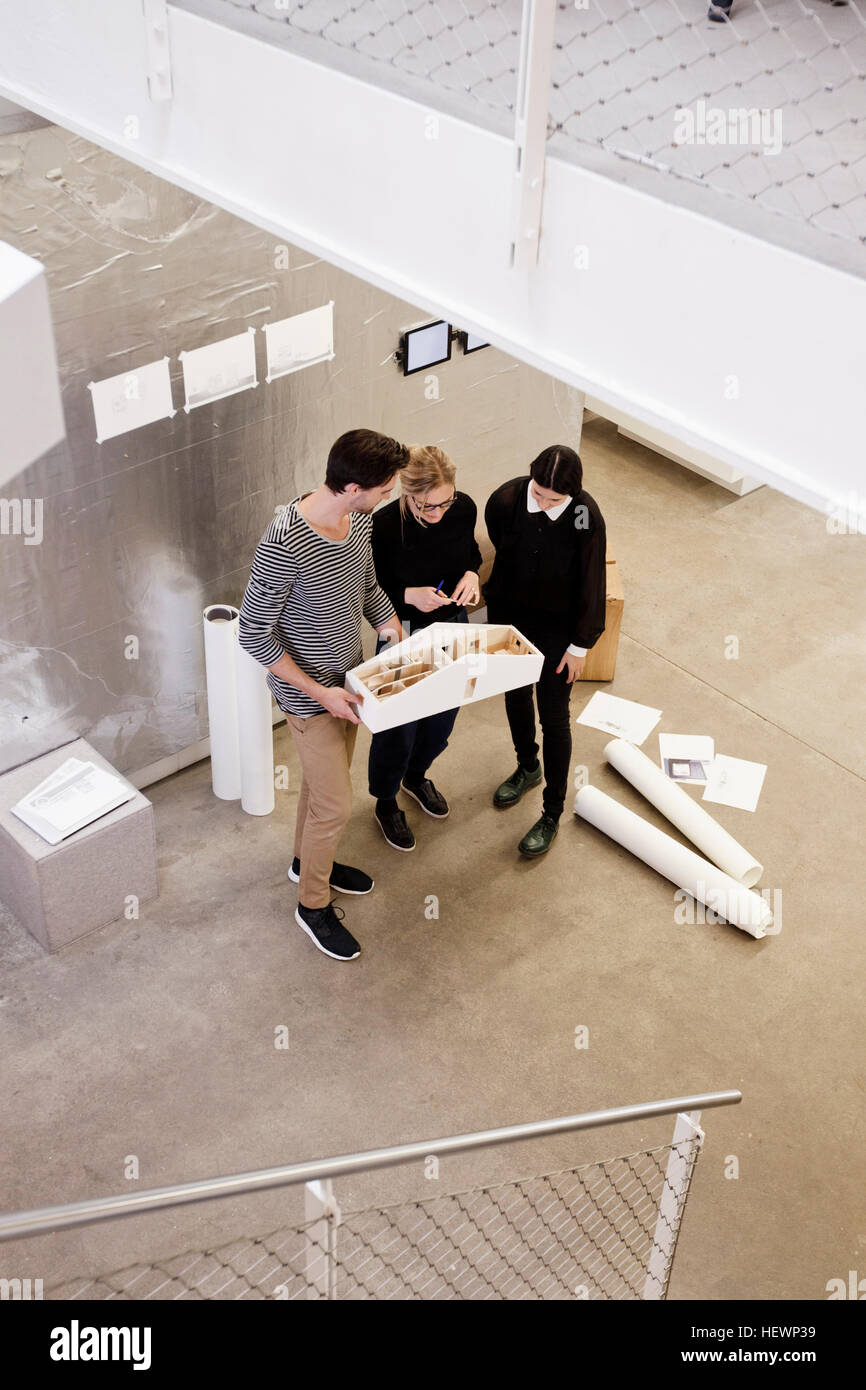 Architekten im Büro betrachten Architekturmodell Stockfoto