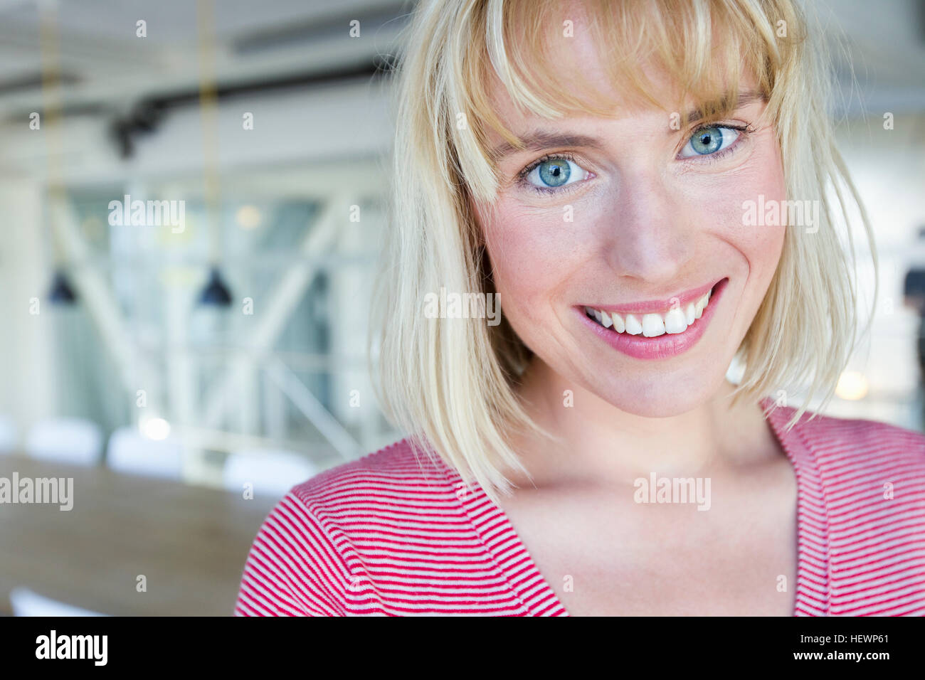 Porträt von blonde kurzhaarige Frau, Blick auf die Kamera zu Lächeln Stockfoto