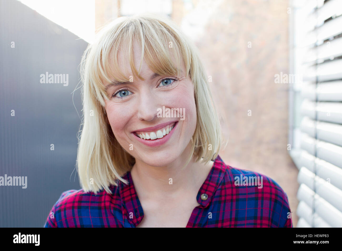 Porträt von blonde kurzhaarige Frau, Blick auf die Kamera zu Lächeln Stockfoto