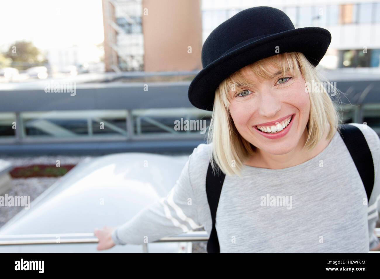 Porträt von blonde kurzhaarige Frau mit Hut, Blick auf die Kamera zu Lächeln Stockfoto