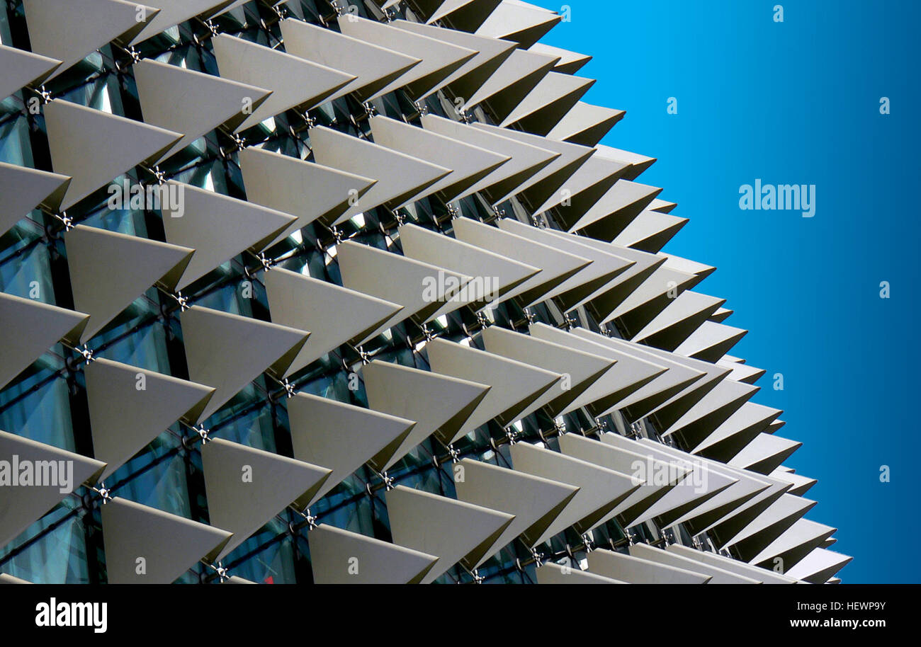 Das Esplanade Building, aufgrund seines spitzen Designs auch „Durian“ genannt, ist ein markantes Gebäude in der Marina Bay in Singapur. Das Gebäude beherbergt mehrere Veranstaltungsorte, darunter eine Konzerthalle und Theater, die als wichtiges kulturelles Wahrzeichen der Stadt dienen. Stockfoto
