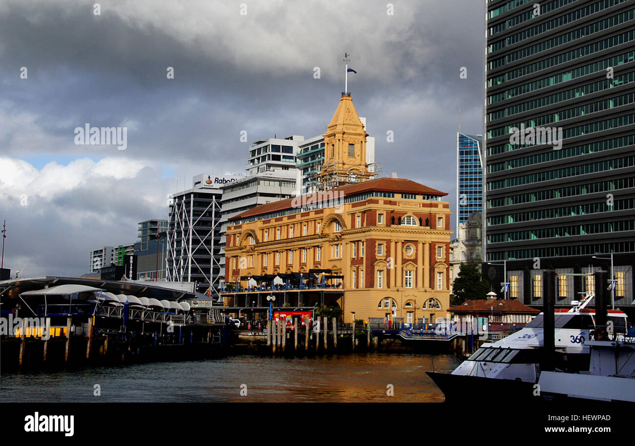 Das Ferry Building ist eines der imposantesten Bauwerke der Hafen in Neuseeland und Zeugnis für die Bedeutung der Wassertransport in frühen Zwanzigstjahrhundert Auckland. &lt; errichtet von der Auckland Harbour Board 1909-1912, diese kunstvollen Struktur soll ein Schwerpunkt für das umfangreiche Fähre Netzwerk betreten und verlassen der Stadtzentrums sein. Jetzt mit der Historic Places Trust registriert, es bietet eine starke Erinnerung an die Bedeutung der Fährverkehr in den frühen zwanzigsten Jahrhunderts, und die Rolle der Kais in der sozialen und wirtschaftlichen Leben von Auckland. Die Auckland Ferry Building ist jetzt Stockfoto